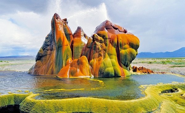 fly-geyser-black-rock-desert-2